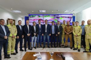 Curitiba, 15 de dezembro de 2022 - O governador Carlos Massa Ratinho Junior assinou nesta quinta-feira (15) a transformação do Subgrupamento de Bombeiros Independente de Pato Branco no 13º do Corpo de Bombeiros do Estado. A elevação de nível amplia a estrutura existente na cidade e dá melhores condições aos profissionais da área de segurança pública que atuam no local de atenderem as demandas de 14 municípios da região Sudoeste.