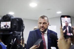 O Governo do Paraná, por meio da Secretaria do Desenvolvimento Social e Família, lança o Programa de Apoio à Higiene Íntima de Crianças e Adolescentes. A iniciativa consiste na entrega de produtos para crianças e adolescentes em situação de vulnerabilidades social, que passam a ter acesso a fraldas, absorventes e congêneres, bem como produtos higiênicos complementares.

O investimento, no valor de R$ 5 milhões, será feito com recursos oriundos do Fundo Estadual da Infância e Adolescência (FIA), aportados pelas empresas Sanepar e Copel, por meio de doação de imposto de renda. Serão beneficiados os 399 municípios do Paraná.