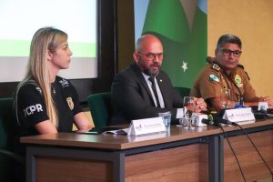 O secretário de segurança, Cel. Hudson Leôncio Teixeira acompanhado pelo comandante geral da pm Cel. Jefferson Silva e pela chefe da divisão de homicídios e proteção a pessoa, delegada Camila Ceconello em coletiva com a imprensa sobre o bom desempenho do Paraná na segurança pública. Curitiba, 07/02/2024 Foto: Ricardo Almeida/SESP