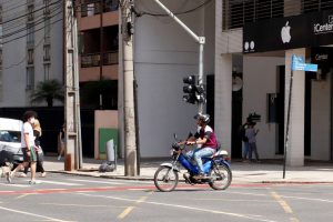 Ciclomotores e bicicletas elétricas precisam seguir recomendações de segurança, alerta Batalhão de Trânsito da PM -