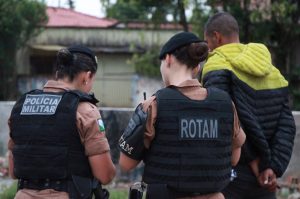O 12º Batalhão da Polícia Militar do Paraná decidiu manter o efetivo que atende a área central de Curitiba exclusivamente feminino, nesta sexta-feira, 8 de Março. O policiamento de radiopatrulha é feito por mulheres. A iniciativa busca valorizá-las. Todas as policiais da unidade, tanto do serviço operacional quando do administrativo se reuniram as 6 horas no batalhão e, desde então, estão nas ruas do centro da capital atendendo ocorrências. Curitiba, 08/03/2019 - Foto: Soldado Priscila Carvalho