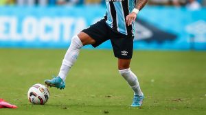 jogador-do-gremio-em-campo