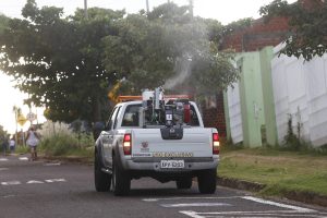 Como Medida preventiva para evitar epidemia de Dengue, agentes da Secretaria Estadual de Saúde, aplicam inseticida para o combate do mosquito Aedes Aegypti, no Jardim Paulista, em Maringá. 
Maringá, 29-03-19.
Foto: Arnaldo Alves / ANPr.