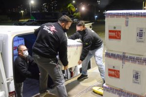 O Paraná recebeu na noite desta quarta-feira (9) mais 238 mil vacinas contra a Covid-19, sendo 237 mil doses do imunizante AstraZeneca produzida no Brasil pela Fiocruz e mil doses da AstraZeneca/Covax/Oxford, importadas por meio do consórcio Covax Facility. As vacinas fazem parte da 24ª pauta de distribuição do Ministério da Saúde.  -  curitiba, 09/06/2021  -  Foto: Américo Antonio/SESA