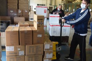 A Secretaria de Estado da Saúde (Sesa) iniciou na manhã deste sábado (7), a distribuição de 400.230 vacinas contra a Covid-19 para as 22 Regionais de Saúde do Paraná. O lote faz parte da 35ª  pauta de distribuição do Ministério da Saúde, enviada ao Estado nesta sexta-feira (6) com 415.790 doses. 57,6% do lote é destinado à primeira dose (D1) ou dose única (DU) e 42,4% para segunda dose (D2).  -  Curitiba, 07/08/2021  -  Foto: Américo Antonio/SESA