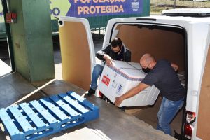 A Secretaria de Estado da Saúde (Sesa) recebeu na tarde desta segunda-feira (9) mais 67,6 mil vacinas contra a Covid-19. As doses da CoronaVac/Butantan fazem parte do lote com 209.170 vacinas para o Paraná, anunciadas pelo Ministério da Saúde no final da noite deste domingo (8).  -  Curitiba, 09/08/2021  -  Foto: Américo Antonio/SESA