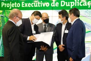 O secretário da Infraestrutura e Logística do Paraná, Sandro Alex, recebeu nesta quarta-feira (02) no Centro Executivo da Itaipu Binacional em Foz do Iguaçu, o projeto executivo para a duplicação da BR-469.  -  Foz do Iguaçu, 03/06/2021  -  Foto: Rodrigo Félix Leal/INFRAESTRUTURA