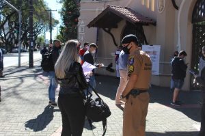 Candidatos de vários estados do Brasil estiveram em Curitiba e outros 27 municípios do Paraná, neste domingo (13/06), para prestar o concurso da Polícia Militar do Paraná (PMPR), o qual oferta duas mil vagas para policiais militares e 400 para bombeiros militares. Os locais de aplicação de provas de conhecimentos gerais foram ampliados e seguiram todos os protocolos de biossegurança. Curitiba, 13/06/2021 - Foto: SESP-PR