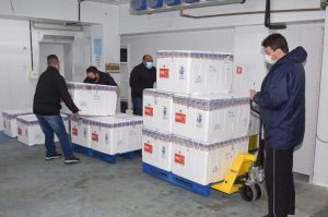 O Paraná recebeu na noite desta segunda-feira (30) mais 182.100 doses de vacinas contra a Covid-19. As 64.350 doses da Pfizer/BioNTech desembarcaram no Aeroporto Internacional Afonso Pena, em São José dos Pinhais, às 19h10 e, logo depois, chegaram mais 117.750 doses da AstraZeneca/Fiocruz.  -  Curitiba, 30/08/2021  -  Foto: Américo Antonio/SESA