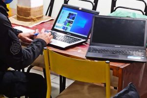 A Polícia Civil do Paraná (PCPR) prendeu três pessoas em flagrante durante a Operação ‘Luz na Infância 8’, nesta quarta-feira (9), no Paraná. A força-tarefa coordenada pelo Ministério da Justiça e Segurança Pública teve a participação de policiais civis cumprindo 176 mandados de busca e apreensão no Brasil e em mais cinco países: Argentina, Estados Unidos, Paraguai, Panamá e Equador.  -  Curitiba, 09/06/2021  -  Foto: Polícia Civil do Paraná