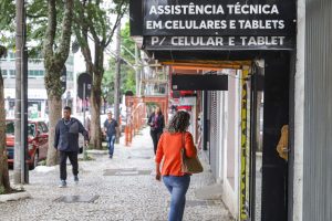Curitiba, 14 de dezembro de 2022 - Serviço de assistência técnica de eletrônicos no centro de Curitiba.