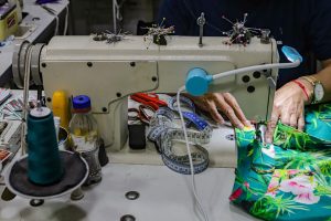 Curitiba, 14 de dezembro de 2022 - Serviço de costureira no centro de Curitiba.