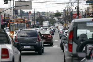 Comércio - imagens de consumidores e vendedores em lojas no comércio varejista na região do Sítio Cercado em Curitiba. - lojas de roupas - utensílios domésticos - celulares - viaturas da polícia militar nas ruas - trânsito movimentado na rua Izak Ferreira da Cruz