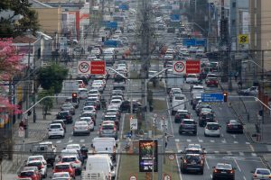 Trânsito - carros - ruas de curitiba com movimento intenso de carros - congestionamento nas ruas do centro de Curitiba - IPVA - licenciamento -