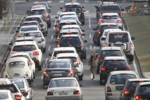 Trânsito - carros - ruas de curitiba com movimento intenso de carros - congestionamento nas ruas do centro de Curitiba - IPVA - licenciamento -