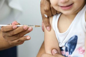 SARAMPO – Este ano a campanha de vacinação contra o Sarampo está sendo realizada junto com a vacinação da gripe, reforçando a necessidade da prevenção tanto contra os vírus respiratórios, quanto para doenças que já foram erradicadas - Curitiba, 26/04/2022
