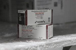 Curitiba, 10 de novembro de 2022 - Centro de Medicamentos do Paraná (Cemepar) recebe o primeiro lote de vacinas contra a Covid-19, da Pfizer BioNTech, para crianças de seis meses a dois anos (2 anos, 11 meses e 29 dias). Foto: Roberto Dziura Jr./AEN