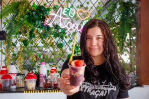 yasmin_medeiros_-_sub-encarregada_de_uma_loja_de_acai_02_0
